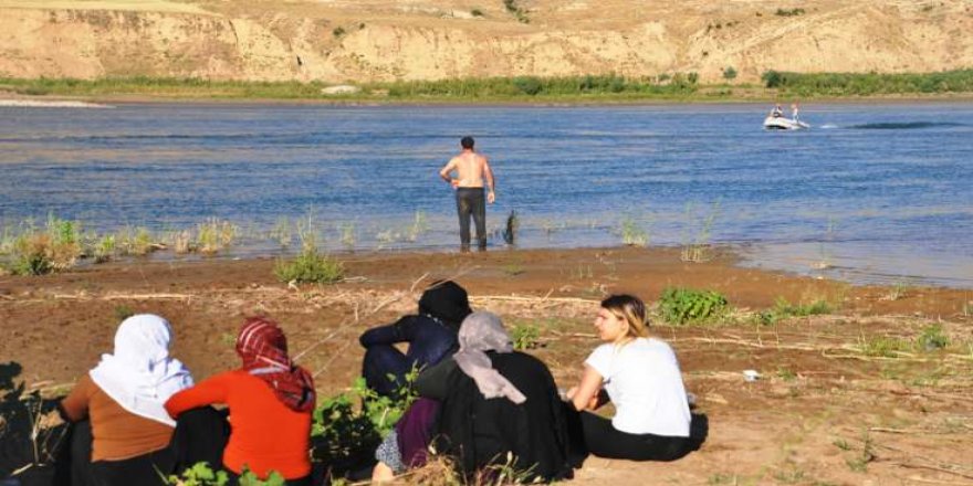 Li Cizîrê du bira di çemê Dîcle de xeniqîn