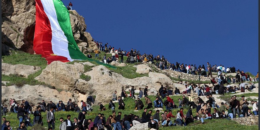 Çiyayên Akrê bi alayên Kurdistanê hatin xemilandin