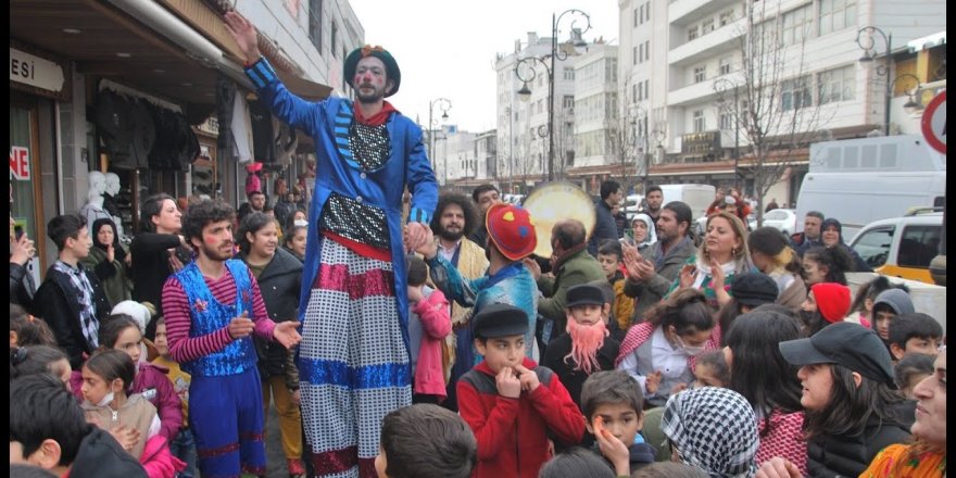 Li Diyarbekirê sersala Kurdî bi dîmenên rengîn hat pîrozkirin