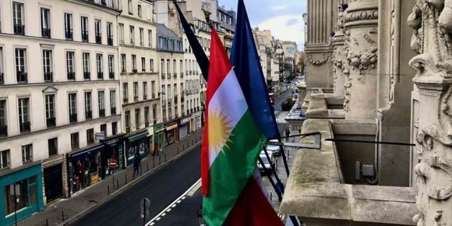 Şaredariya Parîsê Alaya Kurdistanê li avahiya xwe daliqand