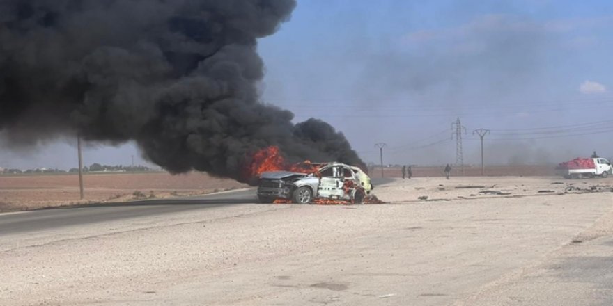 Dronekî Tirkiyê li ser rêya Qamişlo li otomobîlekî da