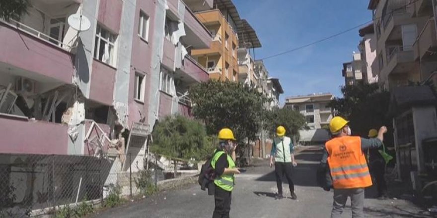 Parêzerên Yekîtiya Baroyan li herêma erdhejê karê lêkolîna avahiyan dikin