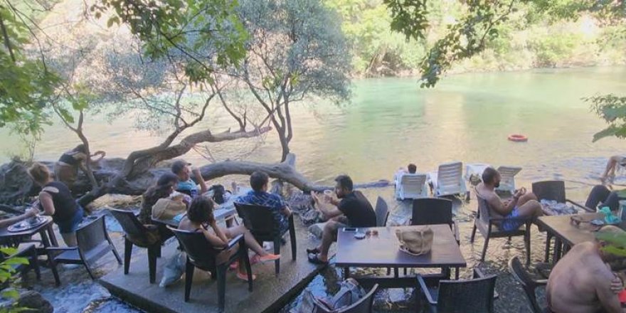 Çemê Munzûrê havînan rawestgeha geştiyaran e, hinek ji bo ajelên kovî diçin