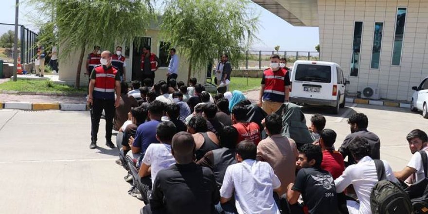 Girê Spî: Tirkiyeyê 12 koçber dersînor kirin