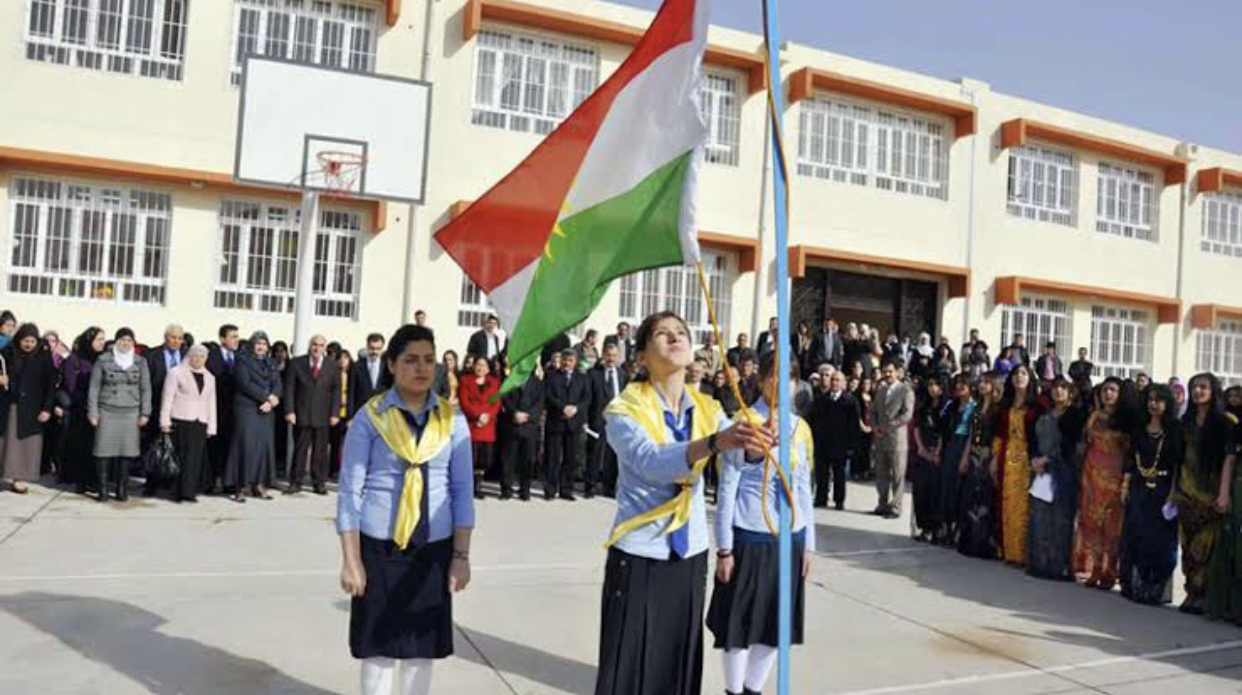 Di temamê dibistanên Kurdistanê de wê yek deqe rêzgirtina şehîdan bikin