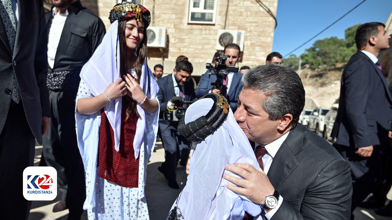 Serokwezîr Mesrûr Barzanî alîkariyên darayî pêşkêşî rizgarbûyên destê DAIŞê dike