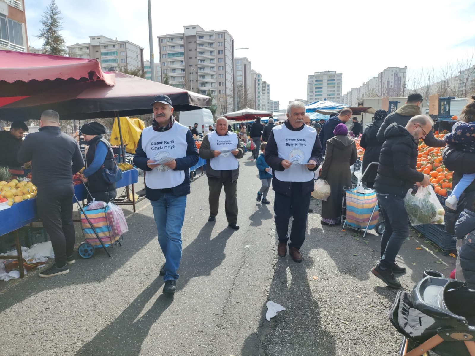 PWKyê li Kolanên Dîcle Kent a Amedê Ji bo Hilbijartina Dersa Bijartte ya Kurdî Broşur Belav Kir