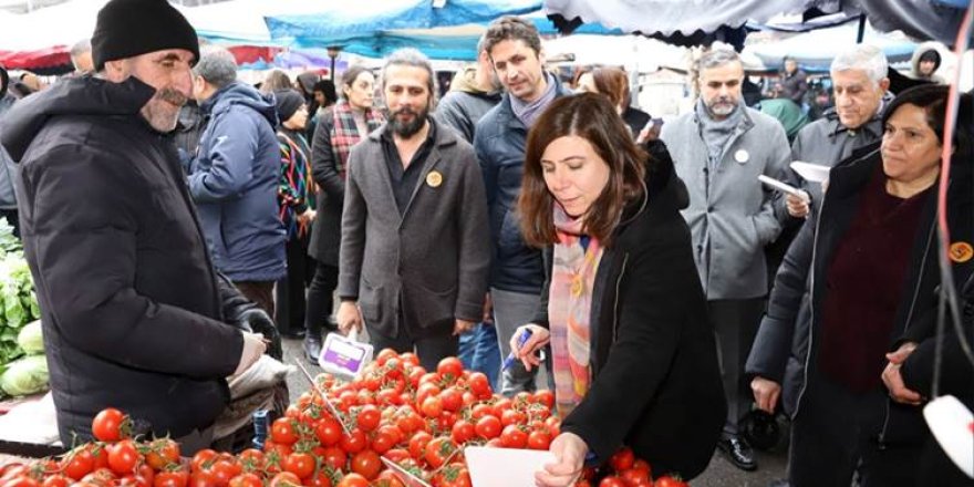 AMED - Li esnafan etîketên bi Kurdî hatin belavkirin